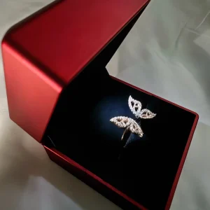 Bague accompagnée d'une boîte éclairée