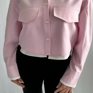 Chemise courte poche rabat femme, élégante et légère, tendance