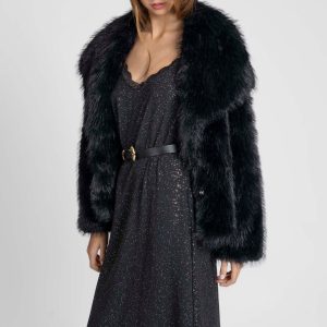 Robe longue noire brillante à fines bretelles