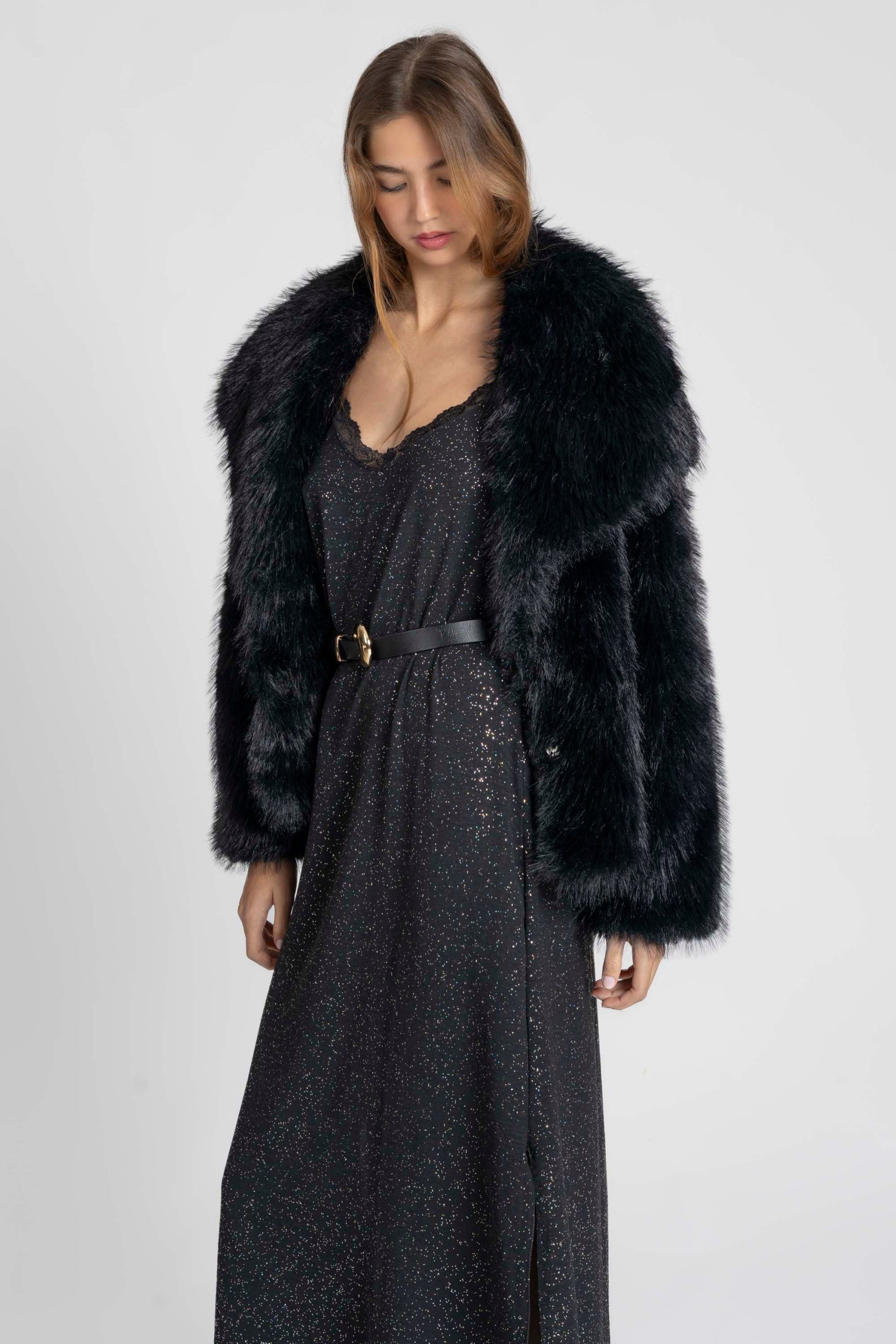 Robe longue noire brillante à fines bretelles