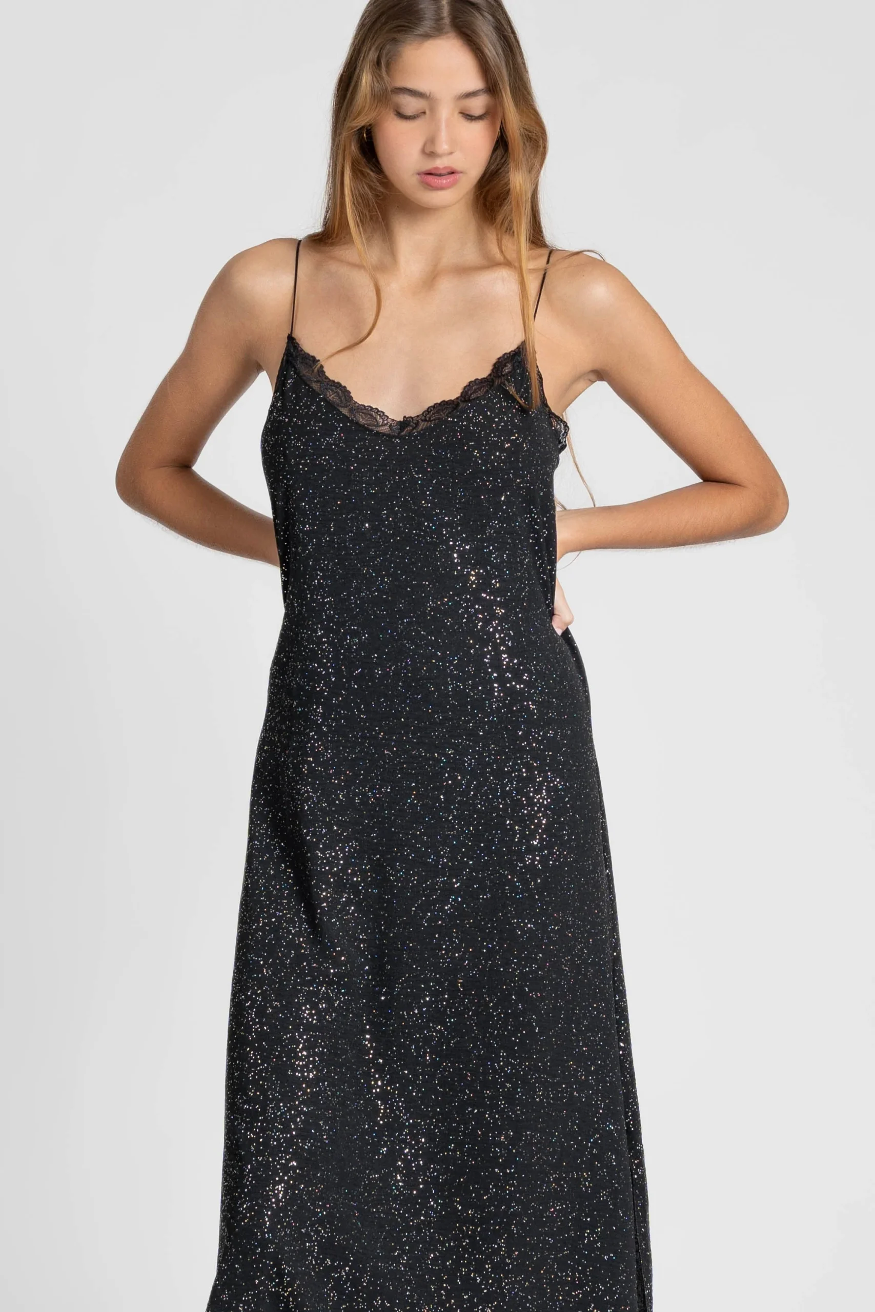 Robe longue noire brillante à fines bretelles – Image 5