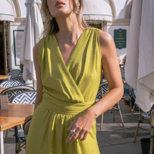 Combinaison fluide verte cache-cœur