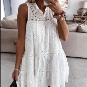 Robe Blanche Fluide avec Broderie Perforée – Élégante et Légère, Col en V