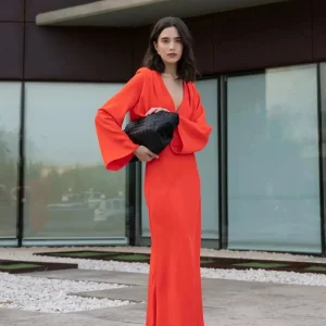 Robe Satinée Rouge Midi Croisée Avec Décolleté Plongeant Et Manches Longues Évasées