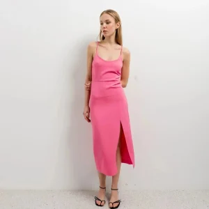 Robe Rose Midi À Bretelles Avec Fente - Élégante, Confortable Et Ajustable