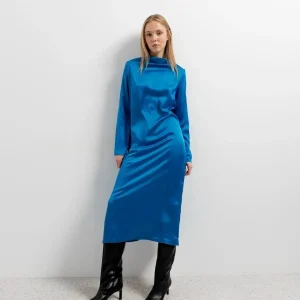 Robe Satin Longue Bleu Électrique Col Montant, Manches Longues, Fente au Dos, Chic et Moderne