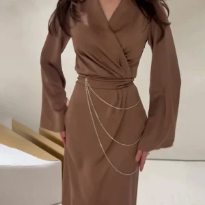 La Robe Satiné Élégance et Allure Sophistiquée