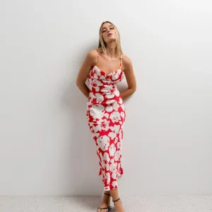 Robe satinée rouge imprimé floral dos nu bretelles croisées