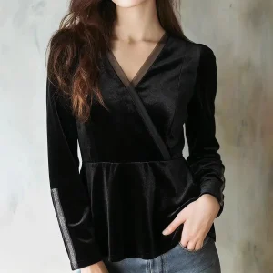 Le Top/Blouse femme noir en velours – Col V cache-cœur & coupe slim
