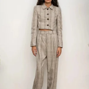 Veste courte à carreaux chic